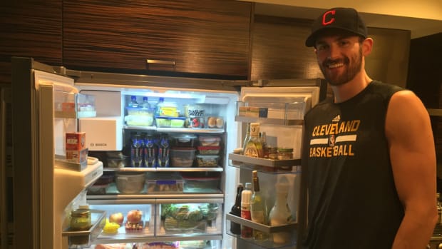 kevin-love-cleveland-cavaliers-fridge-raider_0.jpg